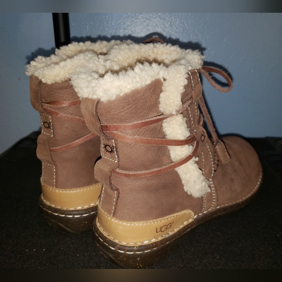 UGG 5587 Brown Leather Sheepskin Lined Boots Size 8 - Picture 8 of 10